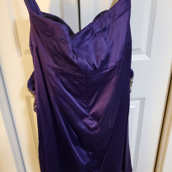 Satin dress - Picture 2 of 2